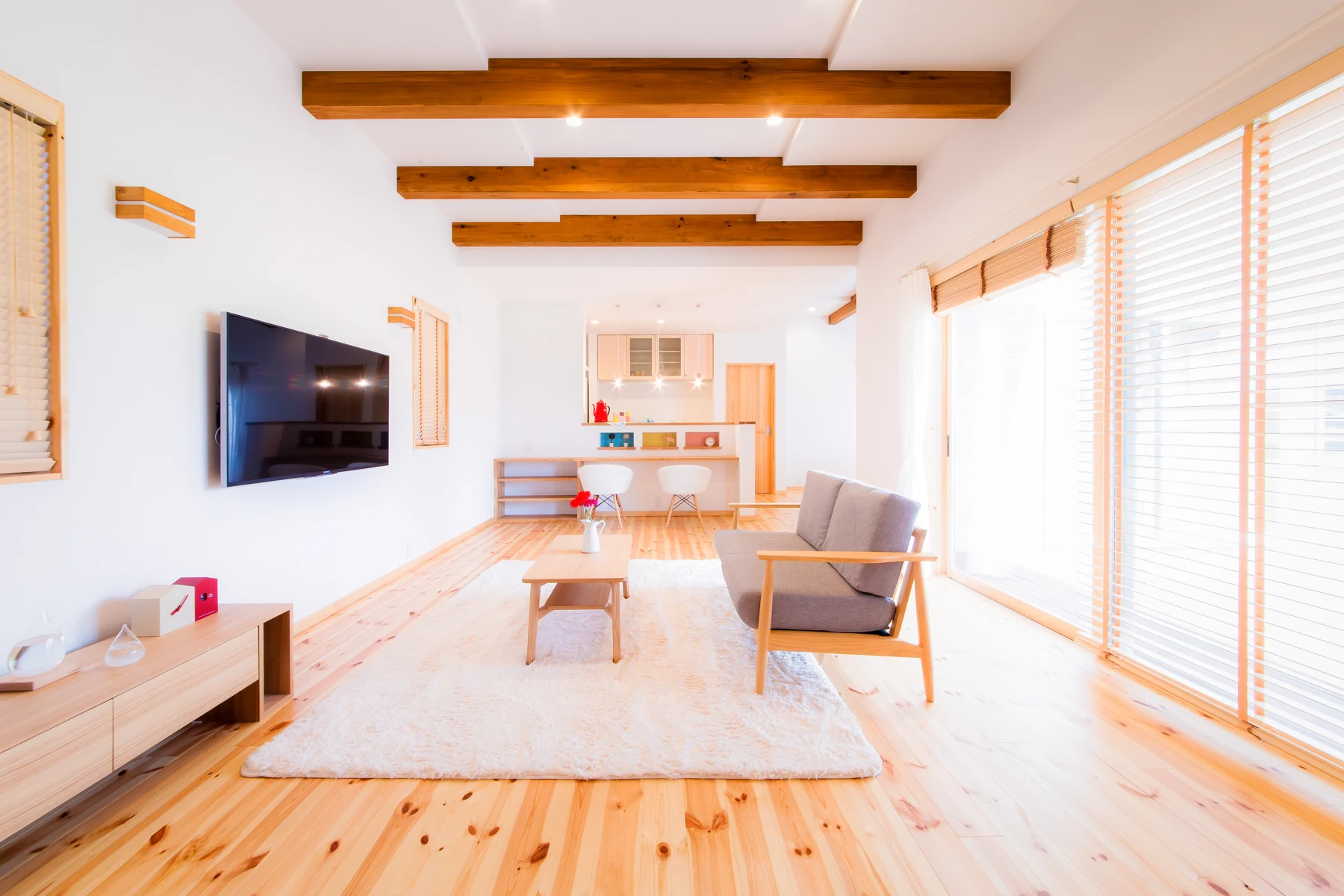 梁と木の床、リビングからキッチンまで見渡せる日昇の住宅施工事例